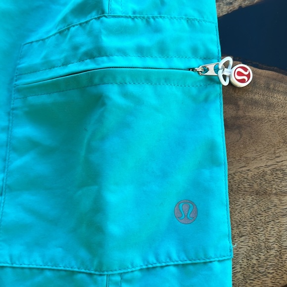 Vintage Lululemon crop pants, size 8. - Picture 4 of 16